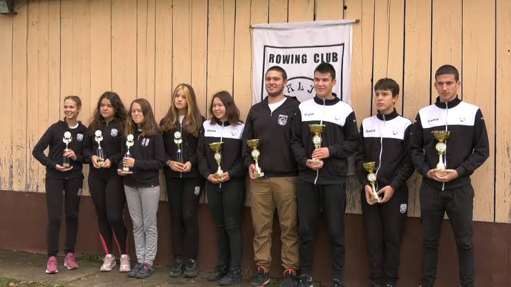 Grupna fotografija mladih veslača sa trofejima